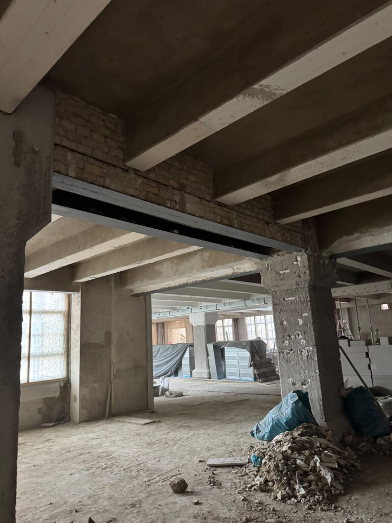Mitarbeiter bei Rückbauarbeiten an Bestandsflächen im Projekt Neue Bahnhofstraße in Berlin