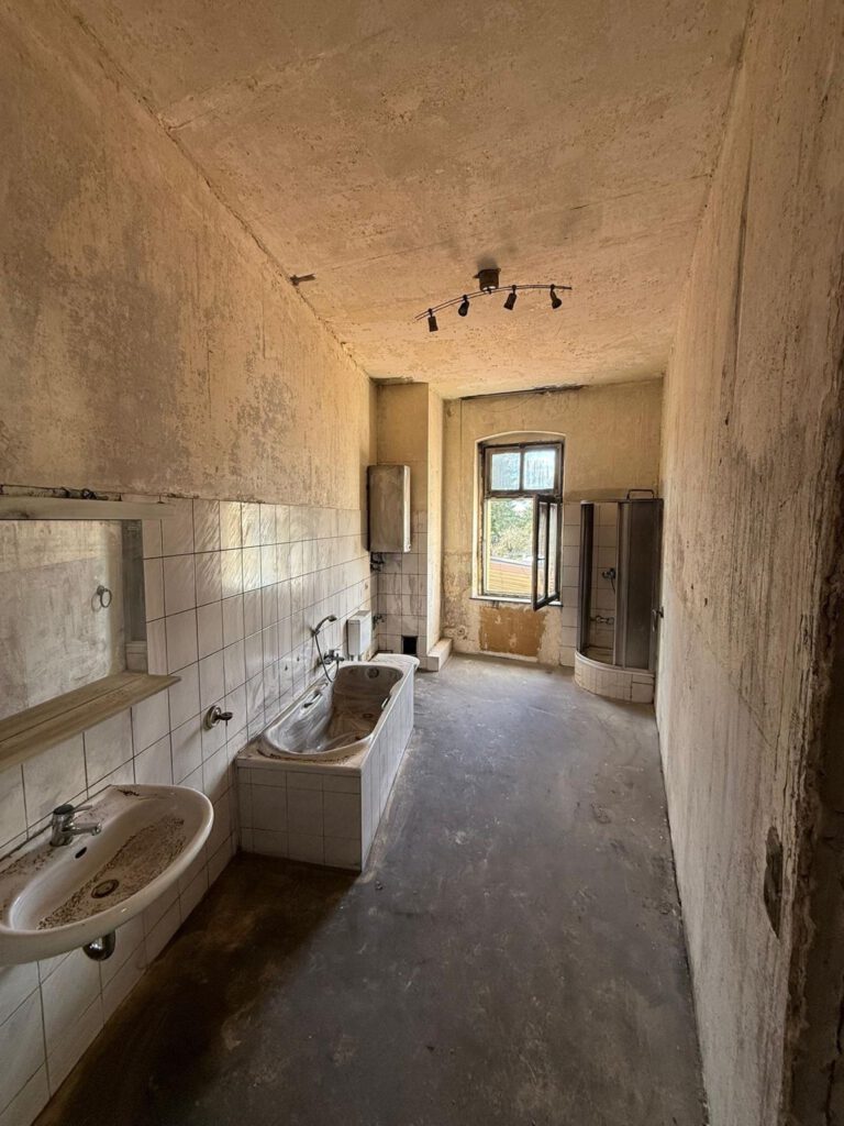 Badezimmer in Grünheide nach Rückbau und Brandreinigung