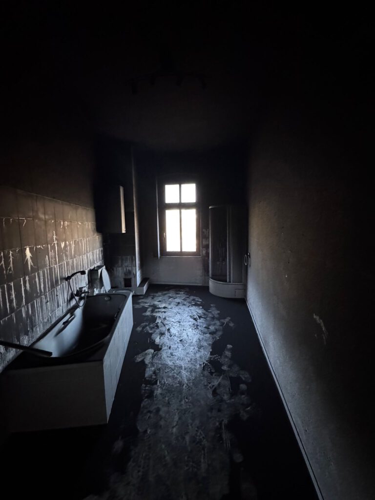 Badezimmer in Grünheide mit Rußablagerungen vor Beginn der Arbeiten