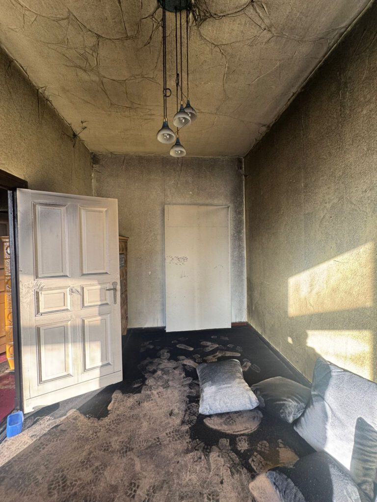 Wohnraum in Grünheide mit Rußablagerungen und Inventar vor Beginn der Arbeiten