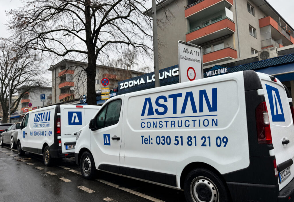 Zwei Einsatzfahrzeuge von Astan Construction in Berlin
