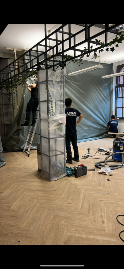 Mitarbeiter von Astan Construction bei Schutz- und Vorbereitungsarbeiten auf einer Baustelle in Berlin